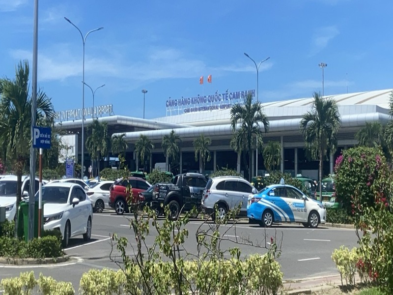 Sân bay Cam Ranh là một trong những sân bay hiện đại và đẹp nhất Việt Nam. Những hình ảnh của sân bay này cho ta thấy được sự tiện nghi và đẳng cấp của nó, cùng với không gian thiên nhiên xung quanh tuyệt đẹp.